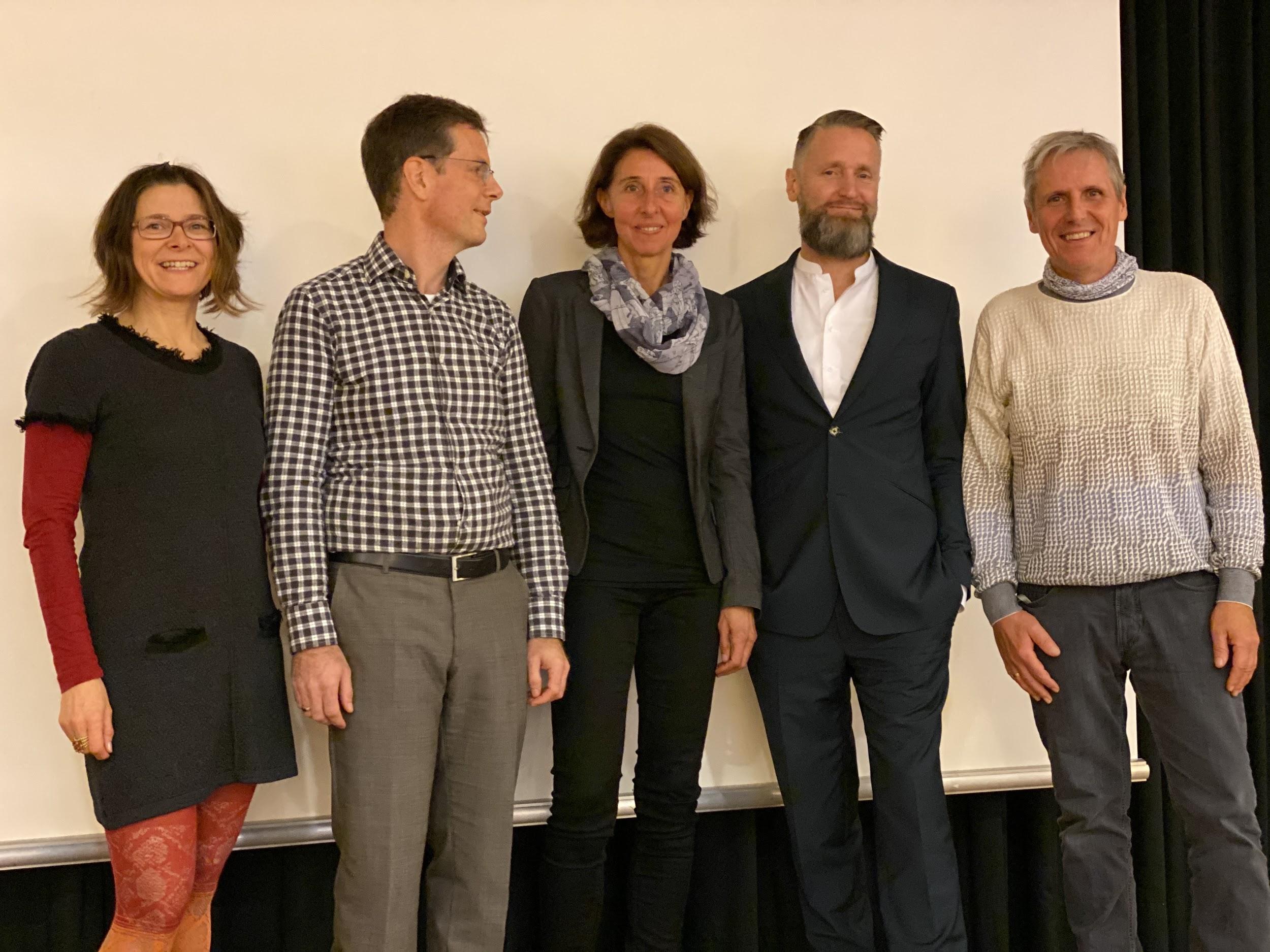 Die Organisatorin und die Vortragenden im Gruppenfoto